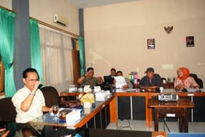 Komisi I DPRD Kuningan saat membahas LKPj Bupati.